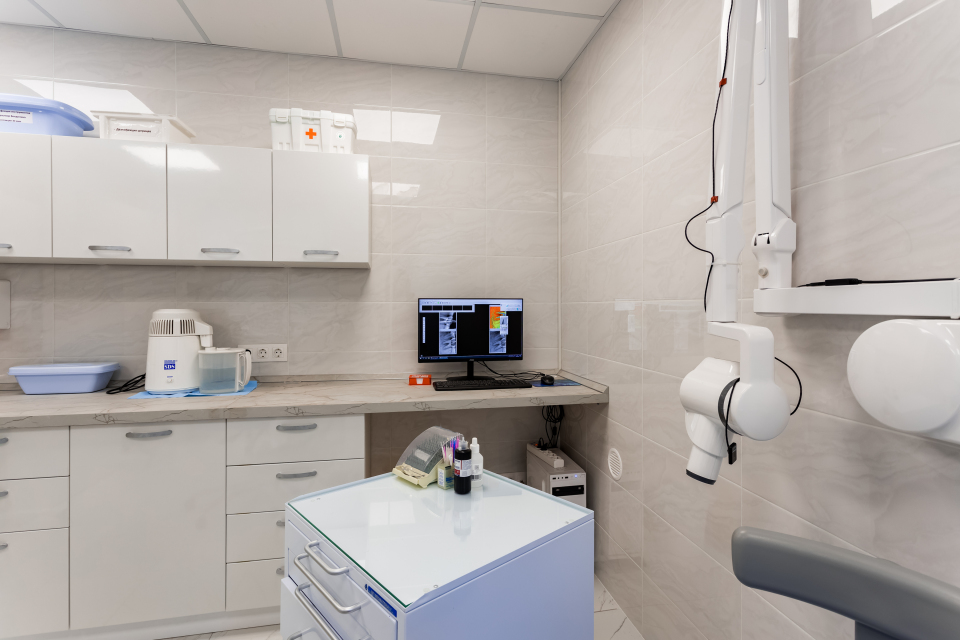 Фотография монитора отдельно стоящего компьютера с программой Carestream выводящая прицельные снимки